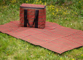 Walking competition to win moquette picnic sets